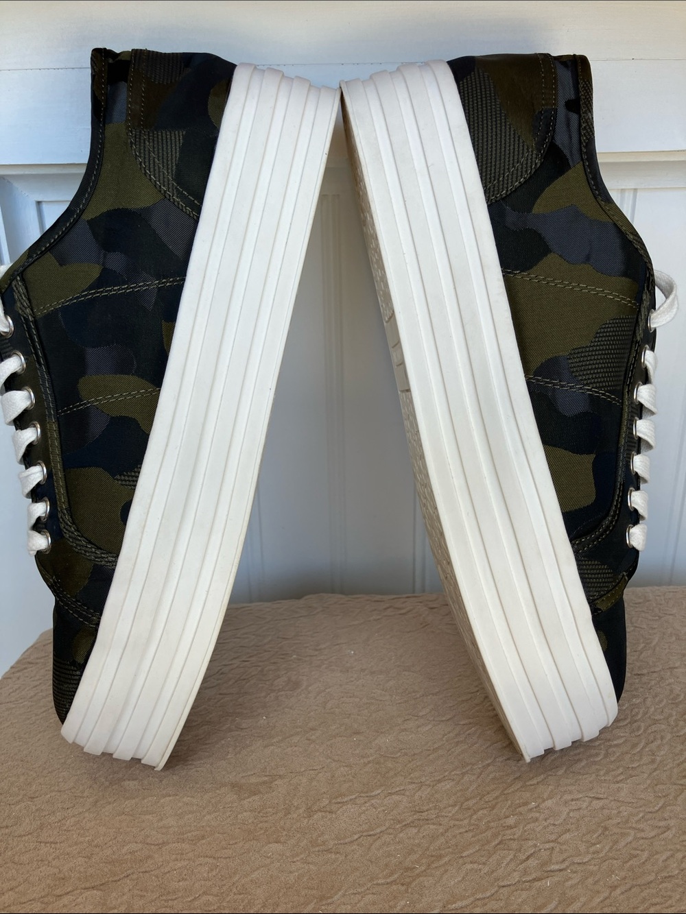 Gianni Bini Camo Platform Sneakers Womens 10M Lace Up Chunky Flatform Shoes